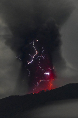 [사진] 번개 속 화산재 분출하는 인도네시아 이부 화산