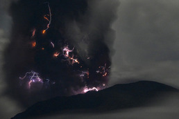 [사진] 번개 속 검은 화산재 내뿜는 인도네시아 이부 화산