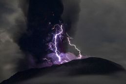 [사진] 번개 속 검은 화산재 치솟는 인도네시아 이부 화산