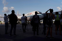 [사진] 쿠바 공항 도착한 중국 여객기 지켜 보는 취재진들