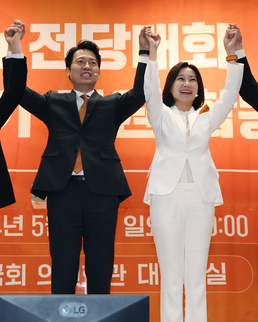 포즈 취하는 개혁신당 이기인·허은아 후보