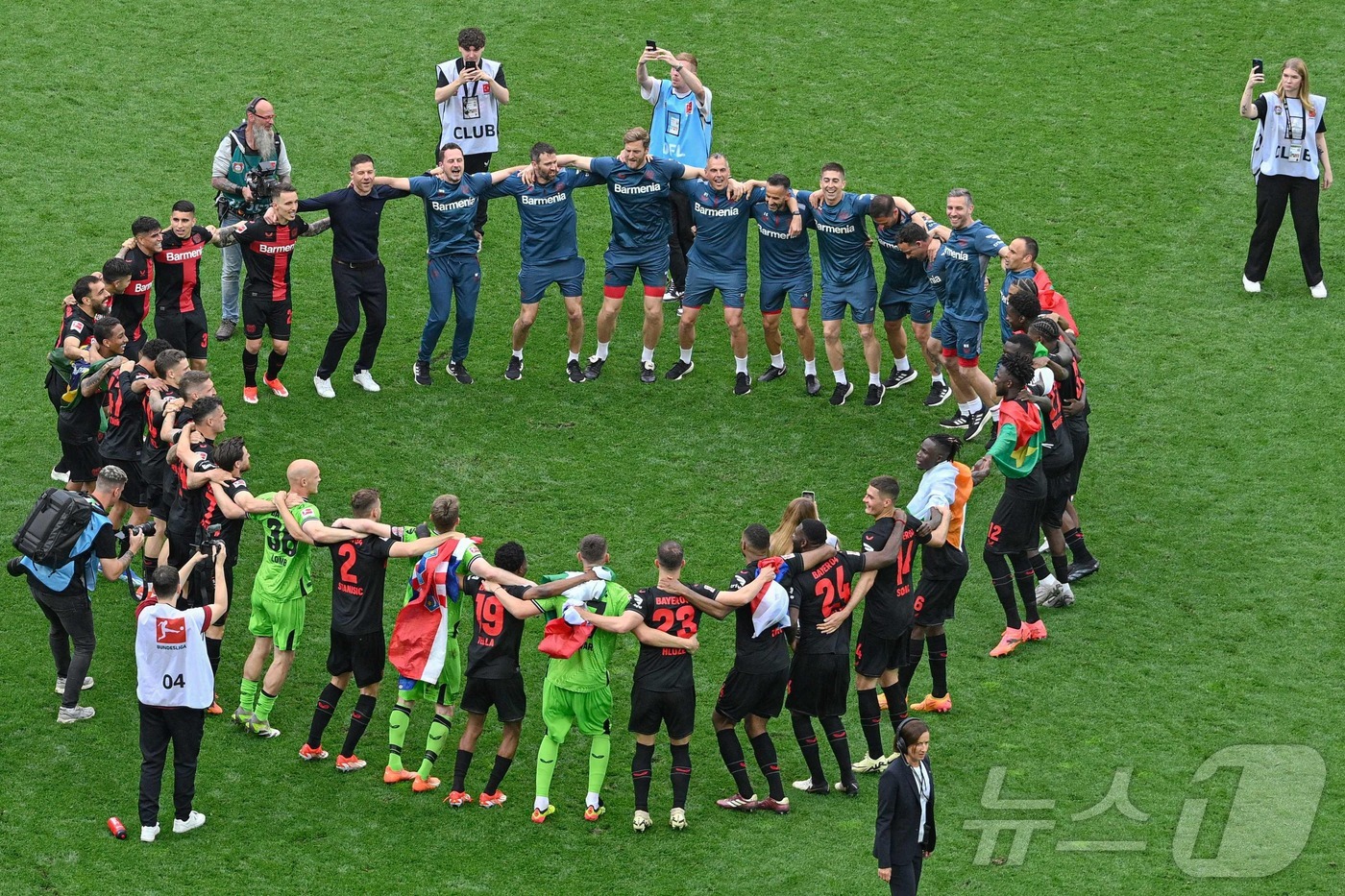 (레버쿠젠 AFP=뉴스1) 우동명 기자 = 독일 프로축구 바이어 레버쿠젠의 선수들이 18일(현지시간) 레버쿠젠의 바이아레나에서 28승 6무로 분데스리가 사상 첫 무패 우승을 한 뒤 …