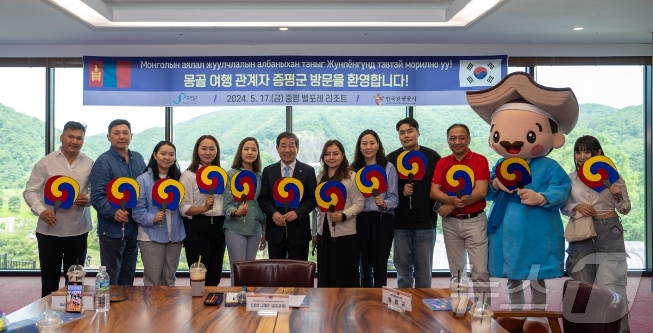 충북 증평군이 몽골과 필리핀 여행 관계자를 초청해 증평의 주요 관광지를 소개하는 팸투어를 진행하고 있다.&#40;증평군 제공&#41;/뉴스1