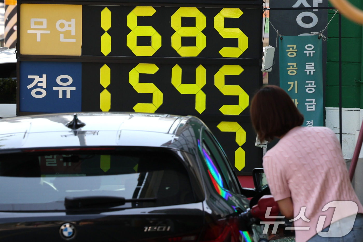 (서울=뉴스1) 신웅수 기자 = 19일 서울의 한 주유소에서 운전자들이 차량 주유를 하고 있다.한국석유공사 유가정보서비스 오피넷에 따르면 5월 셋째 주 기준 휘발유의 평균 판매 가 …