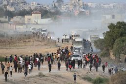 [사진] 국제 인도주의 지원 트럭 향해 몰려 가는 가자 주민