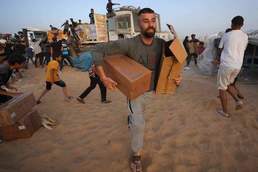 [사진] 국제 인도주의 지원 물품 받아 가는 가자 지구 주민