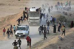 [사진] 인도주의 지원 트럭 향해 몰려 드는 가자 지구 주민
