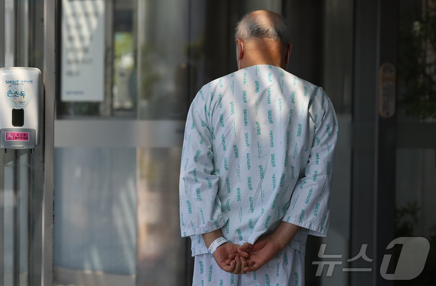 본문 이미지 - 19일 서울 시내의 한 대형병원에서 환자가 이동하고 있다. 2024.5.19/뉴스1 ⓒ News1 김민지 기자