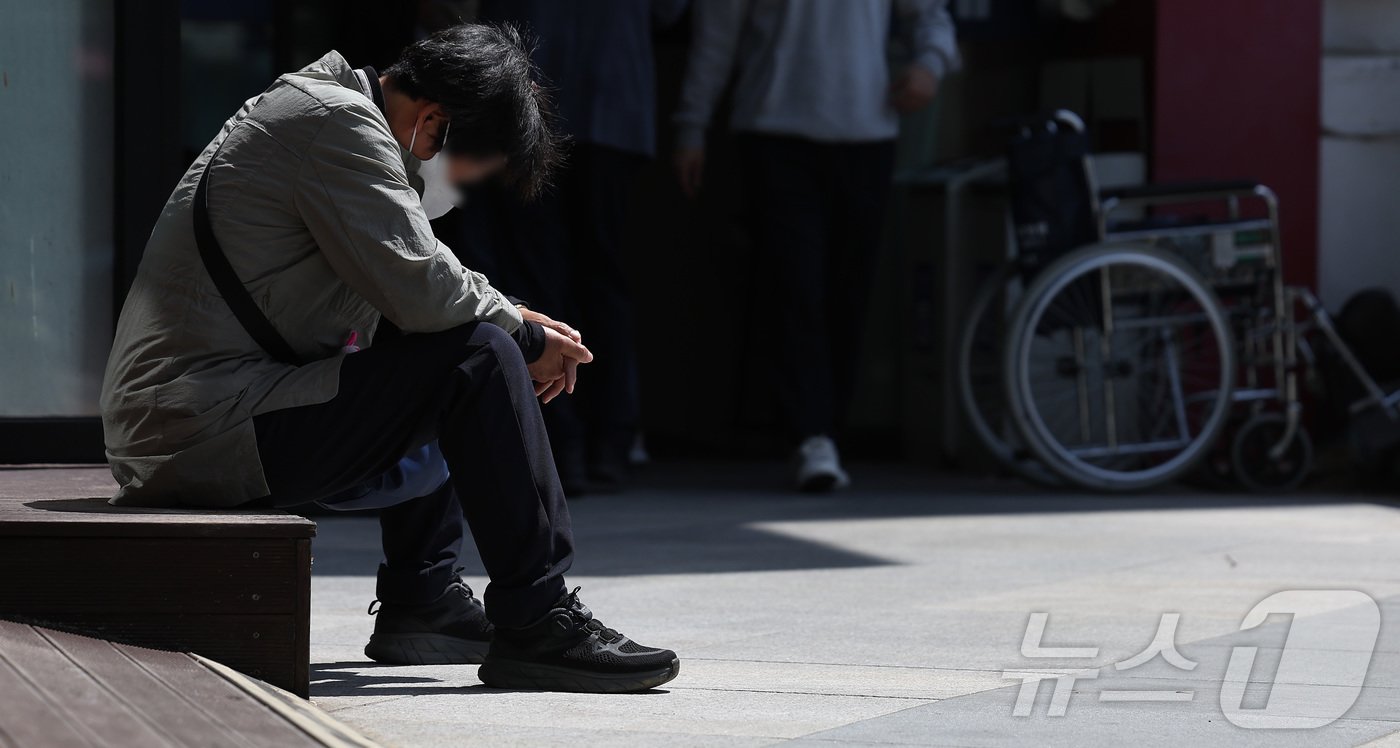 의료계가 제기한 의대증원 집행정지 신청을 법원이 기각·각하하면서 의정갈등이 고조되고 있는 가운데 19일 서울 시내의 한 대형병원에서 환자가 대기하고 있다. 2024.5.19/뉴스1 ⓒ News1 김민지 기자