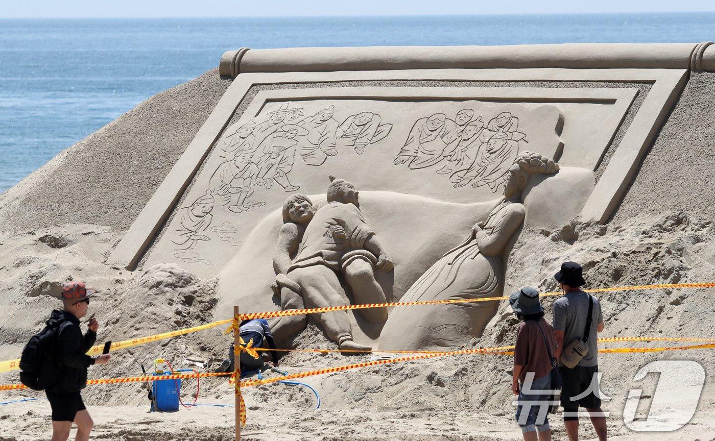 본문 이미지 - 초여름 날씨를 보인 19일 부산 해운대해수욕장에서 국내외 모래작가들이 제작한 작품들이 모습을 드러내고 있다. 해운대 모래축제는 오는 24일부터 27일까지 열리며, 모래 조각작품 전시는 6월 9일까지 계속된다. 2024.5.19/뉴스1 ⓒ News1 윤일지 기자