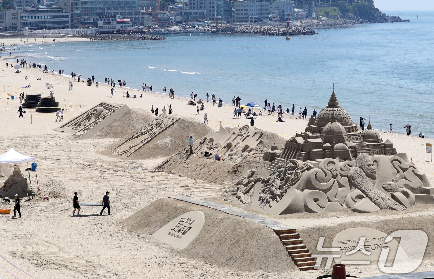 본문 이미지 - 초여름 날씨를 보인 19일 부산 해운대해수욕장에서 국내외 모래작가들이 제작한 작품들이 모습을 드러내고 있다. 해운대 모래축제는 오는 24일부터 27일까지 열리며, 모래 조각작품 전시는 6월 9일까지 계속된다. 2024.5.19/뉴스1 ⓒ News1 윤일지 기자