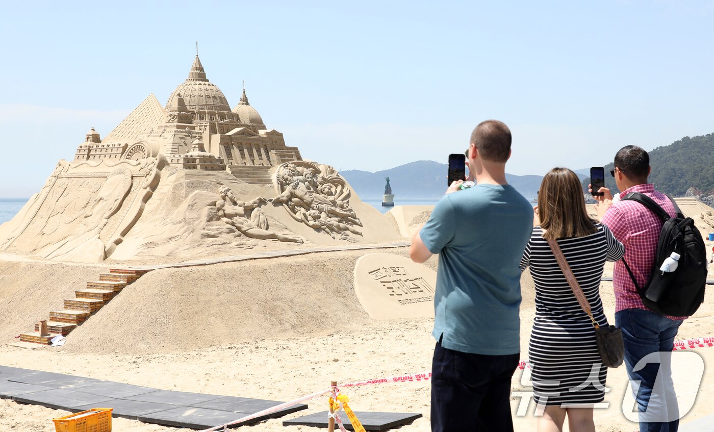 본문 이미지 - 부산 해운대해수욕장에서 국내외 모래작가들이 제작한 작품들이 모습을 드러내고 있다. 해운대 모래축제는 지난달 27일 마무리됐으며, 모래 조각작품 전시는 오는 9일까지 계속된다. 뉴스1 ⓒ News1 윤일지 기자