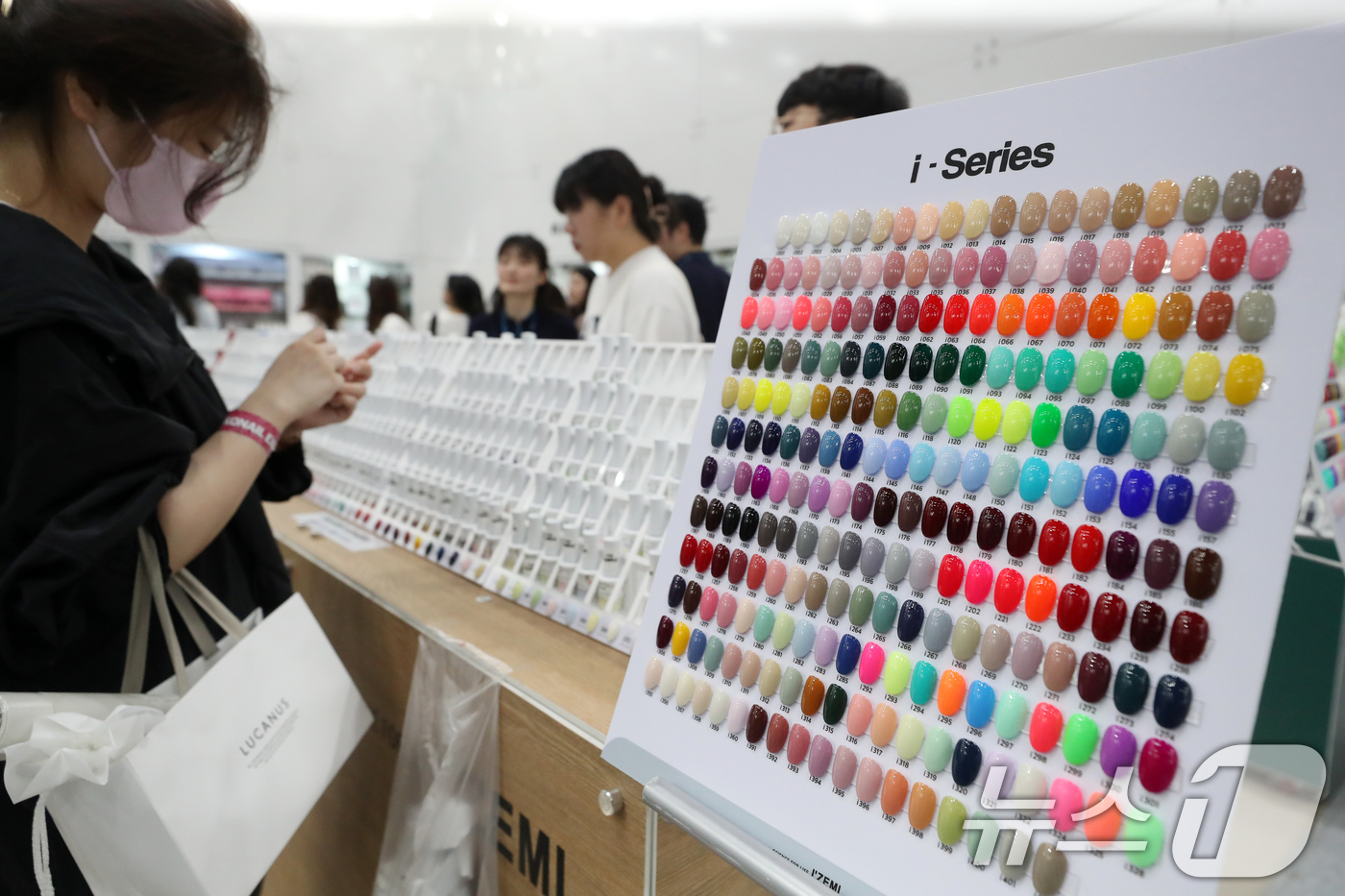 (서울=뉴스1) 이승배 기자 = 19일 서울 강남구 코엑스에서 열린 '코네일 엑스포'를 찾은 관람객들이 제품을 살펴보고 있다. 2024.5.19/뉴스1