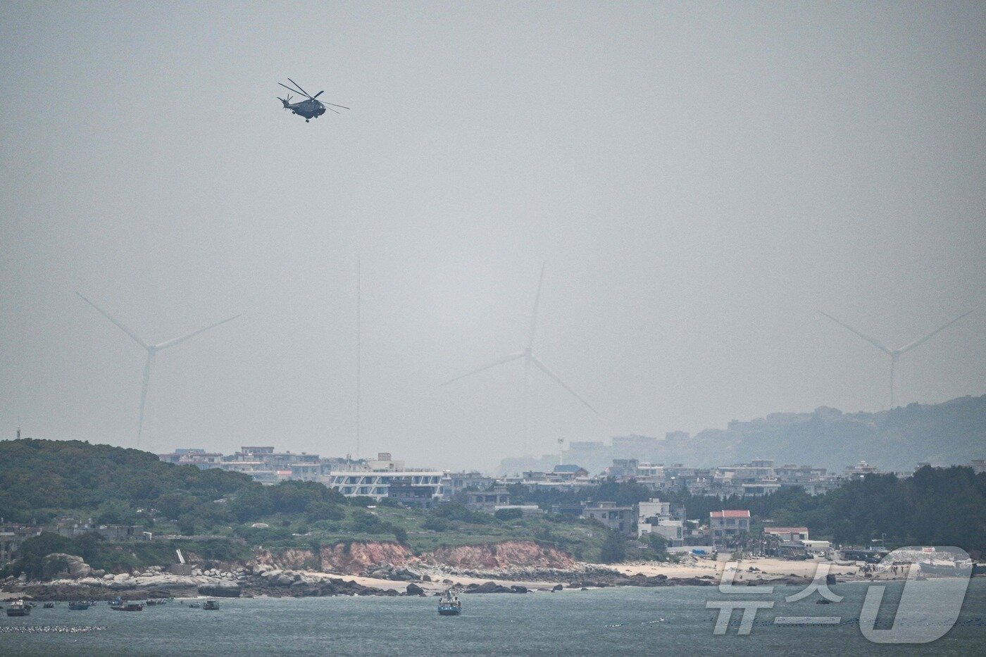 본문 이미지 - 19일&#40;현지시간&#41; 중국 군용 헬기가 중국에서 대만 본섬과 가장 가까운 지역인 푸젠성 핑탄섬 상공을 비행하고 있다. 2024.05.19 ⓒ AFP=뉴스1 ⓒ News1 정지윤 기자