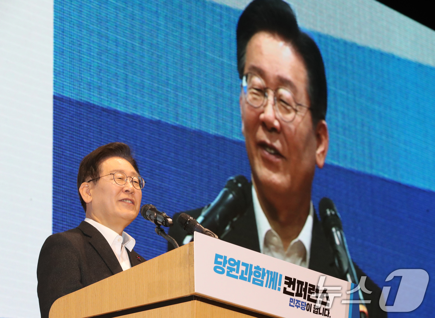 (대전=뉴스1) 김기태 기자 = 이재명 더불어민주당 대표가 19일 대전 유성구 대전컨벤션센터(DCC)에서 열린  ‘당원과 함께-민주당이 합니다’ 충청 컨퍼런스에서 발언하고 있다. …