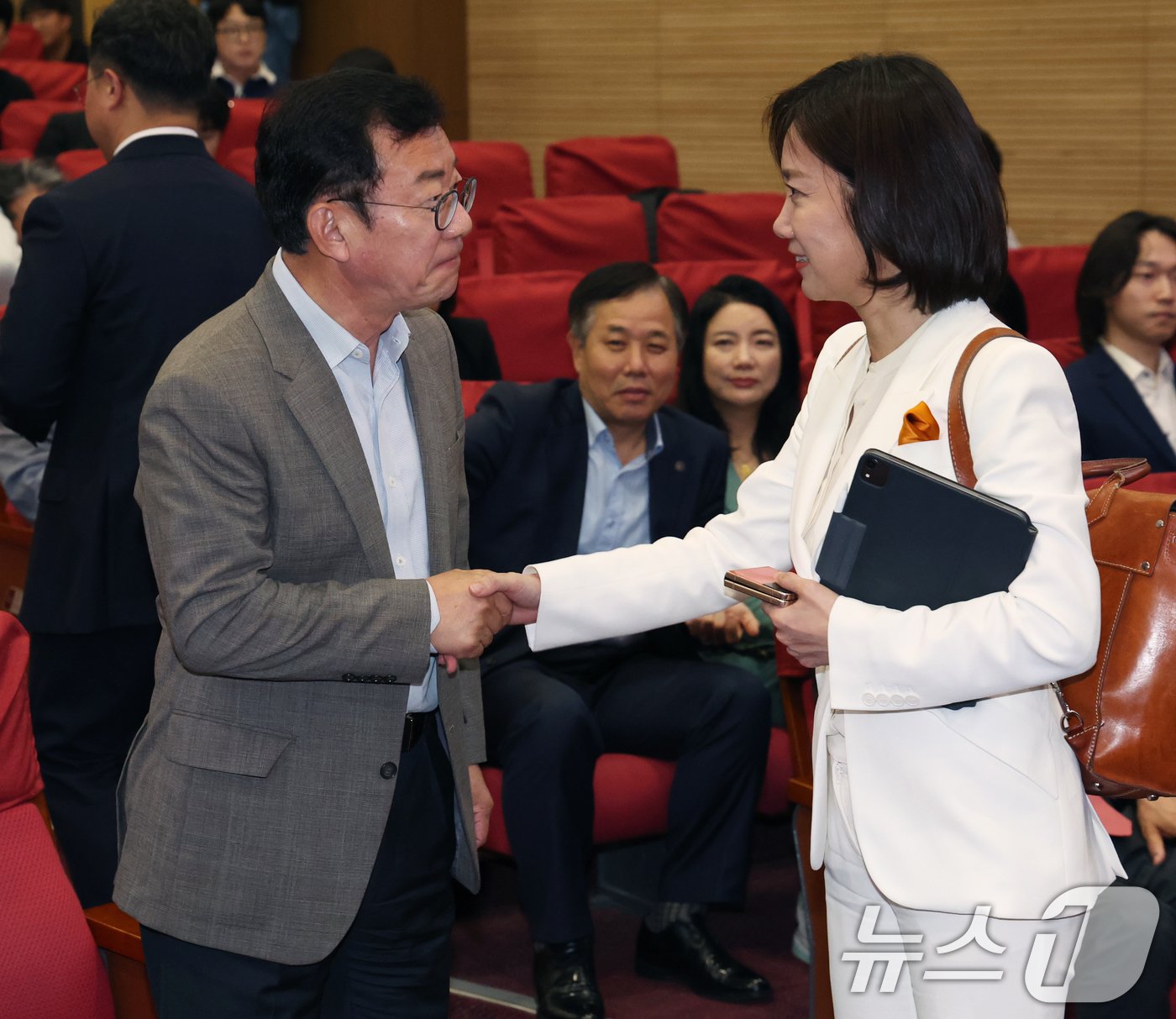 본문 이미지 - 홍철호 정무수석과 허은아 개혁신당 대표 후보가 19일 서울 여의도 국회 의원회관에서 열린 개혁신당 전당대회에서 인사를 나누고 있다. 2024.5.19/뉴스1 ⓒ News1 송원영 기자