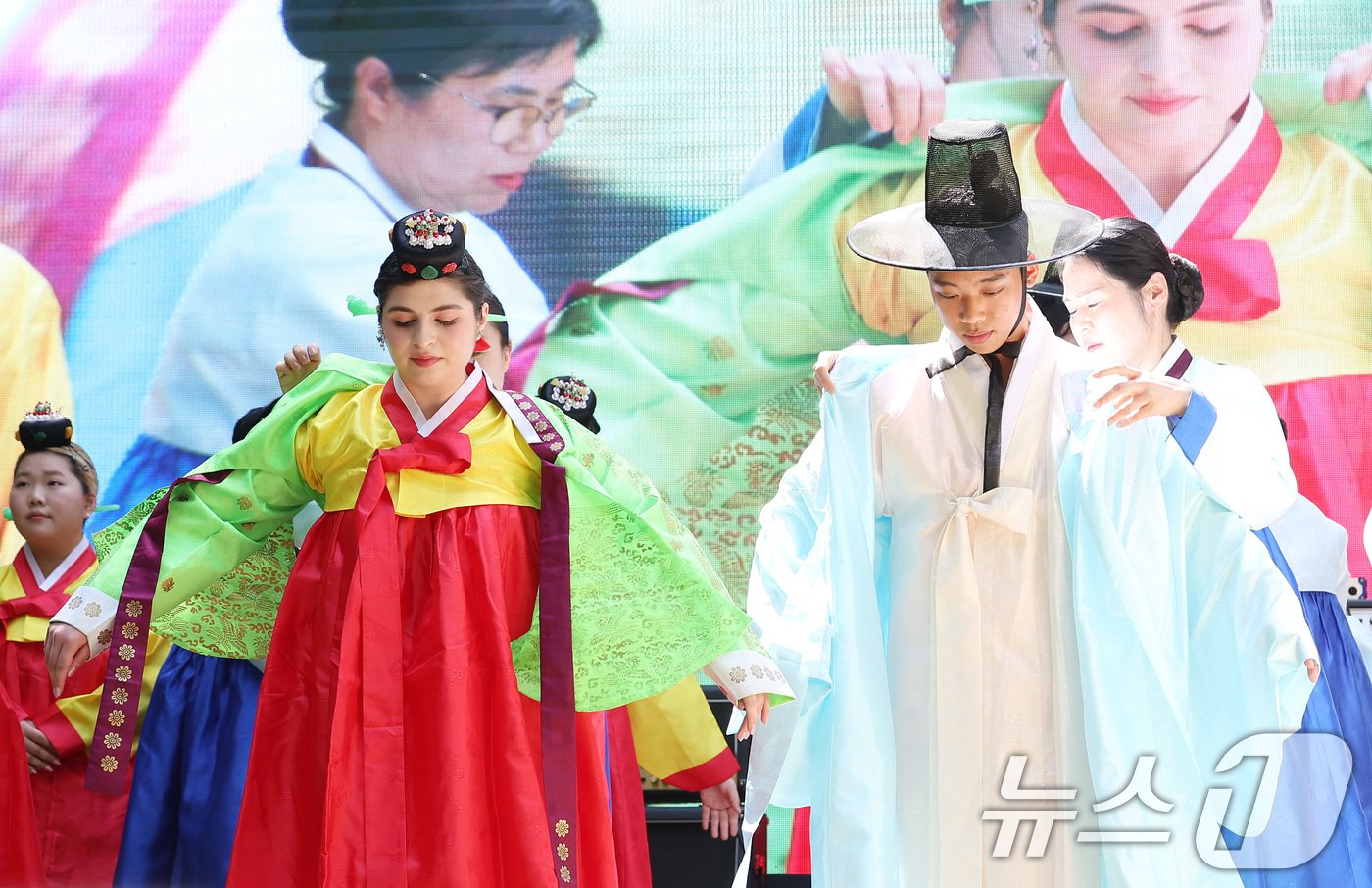 본문 이미지 - 성년의 날을 하루 앞둔 19일 오후 서울 덕수궁 돌담길에서 열린 제52회 서울시 성년의 날 기념행사에서 청소년들이 전통성년례를 치르고 있다.  2024.5.19/뉴스1 ⓒ News1 김민지 기자