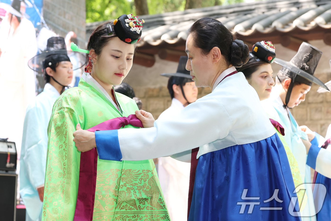 본문 이미지 - 성년의 날을 하루 앞둔 19일 오후 서울 덕수궁 돌담길에서 열린 제52회 서울시 성년의 날 기념행사에서 청소년들이 전통성년례를 치르고 있다.  2024.5.19/뉴스1 ⓒ News1 김민지 기자