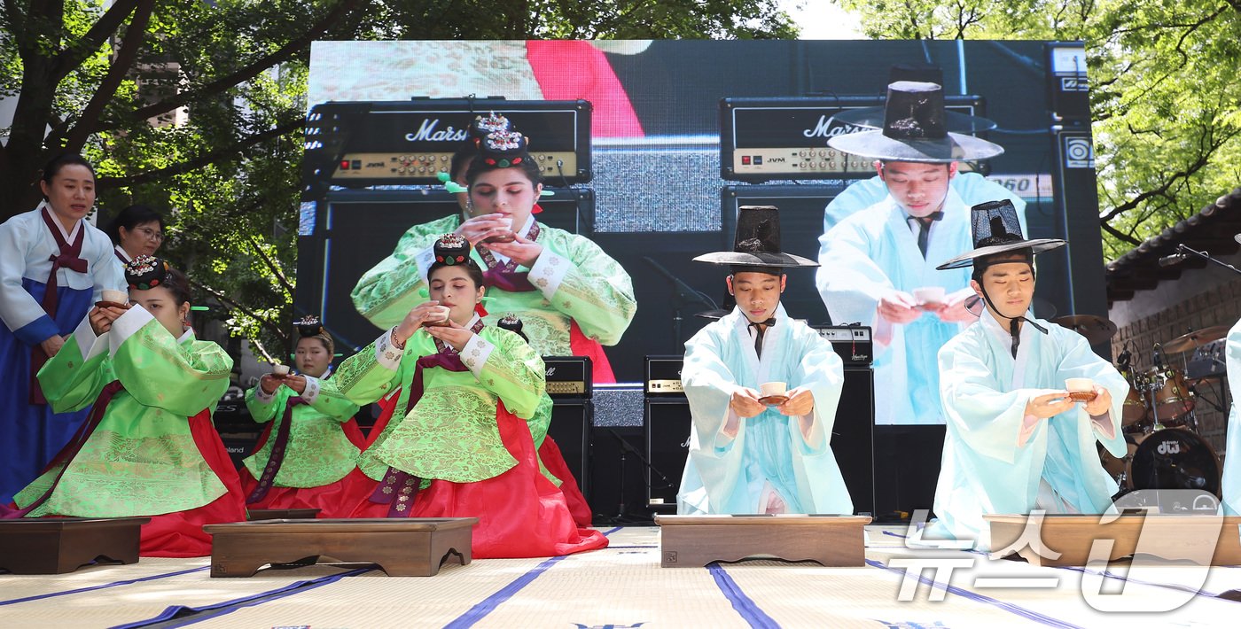 성년의 날을 하루 앞둔 19일 오후 서울 덕수궁 돌담길에서 열린 제52회 서울시 성년의 날 기념행사에서 청소년들이 전통성년례를 치르고 있다.  2024.5.19/뉴스1 ⓒ News1 김민지 기자