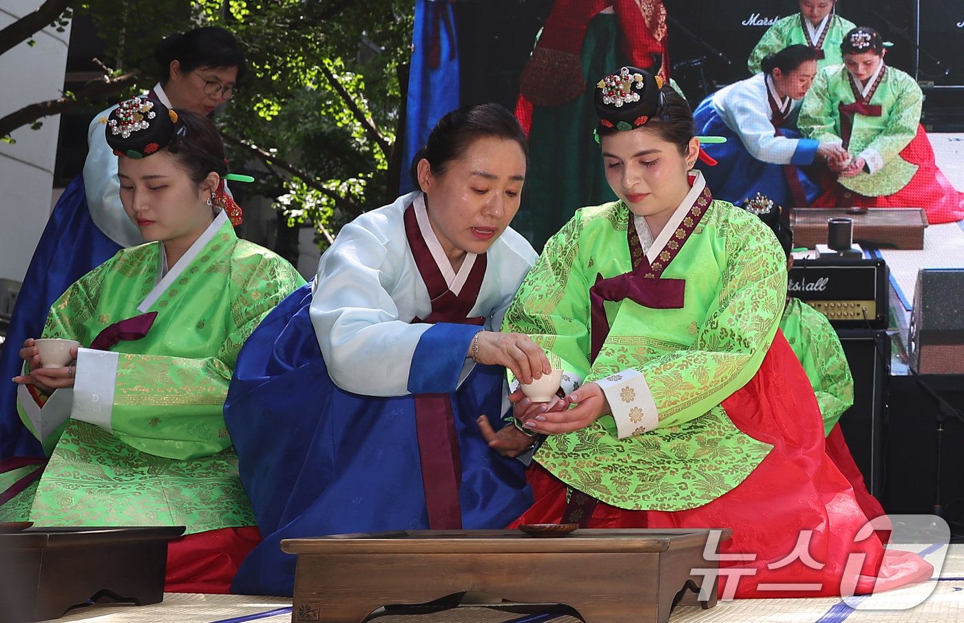 본문 이미지 - 성년의 날을 하루 앞둔 19일 오후 서울 덕수궁 돌담길에서 열린 제52회 서울시 성년의 날 기념행사에서 청소년들이 전통성년례를 치르고 있다.  2024.5.19/뉴스1 ⓒ News1 김민지 기자