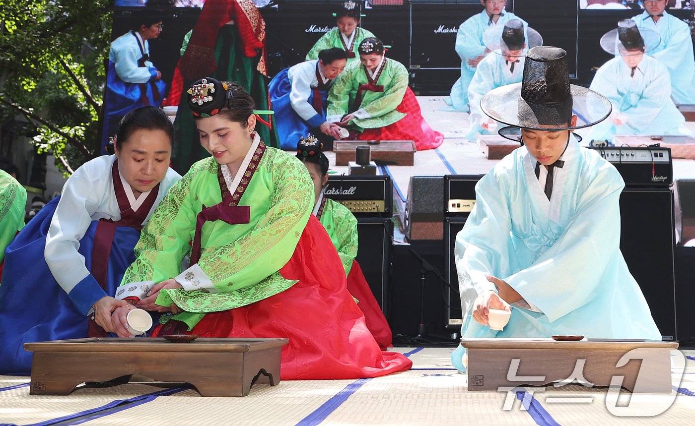 본문 이미지 - 성년의 날을 하루 앞둔 19일 오후 서울 덕수궁 돌담길에서 열린 제52회 서울시 성년의 날 기념행사에서 청소년들이 전통성년례를 치르고 있다. 2024.5.19/뉴스1 ⓒ News1 김민지 기자
