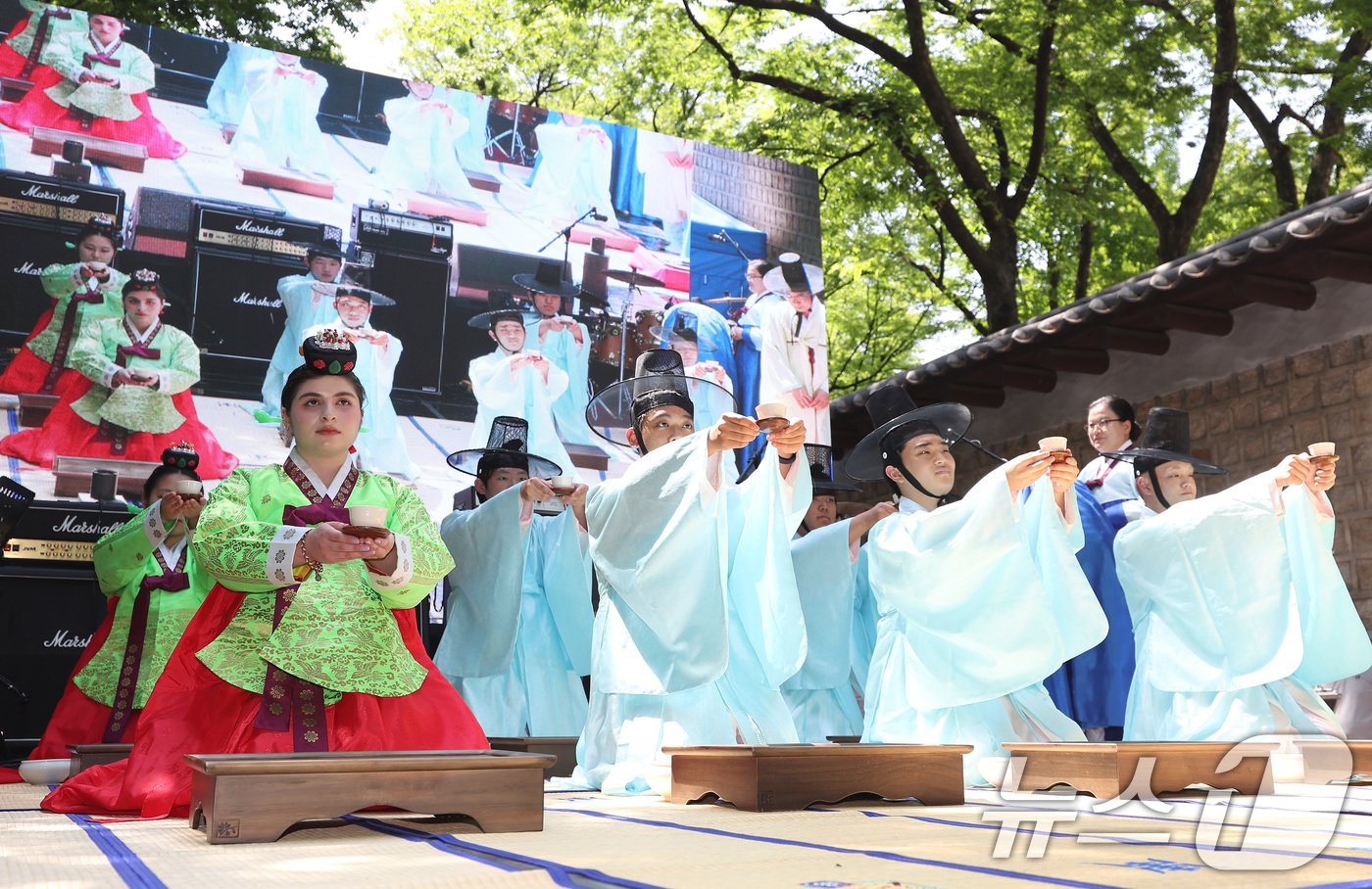 본문 이미지 - 성년의 날을 하루 앞둔 19일 오후 서울 덕수궁 돌담길에서 열린 제52회 서울시 성년의 날 기념행사에서 청소년들이 전통성년례를 치르고 있다. 전통성년례란 관혼상제(冠婚喪祭)의 시작인 관(冠)에 해당하는 의식으로, 성년을 기념하는 자리다. 2024.5.19/뉴스1 ⓒ News1 김민지 기자