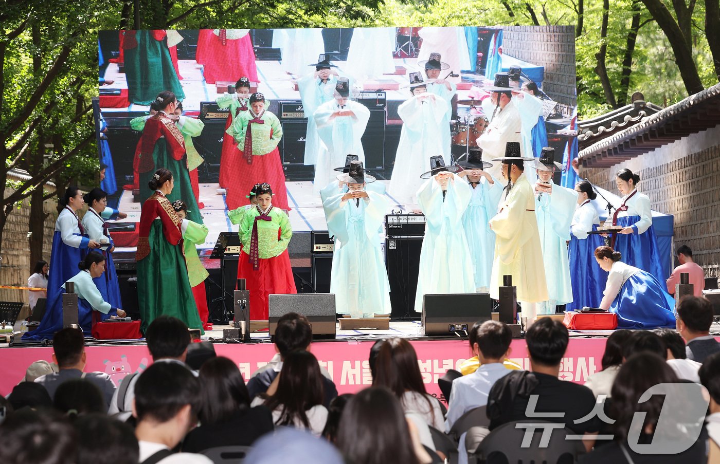 성년의 날을 하루 앞둔 19일 오후 서울 덕수궁 돌담길에서 열린 제52회 서울시 성년의 날 기념행사에서 청소년들이 전통성년례를 치르고 있다.  2024.5.19/뉴스1 ⓒ News1 김민지 기자