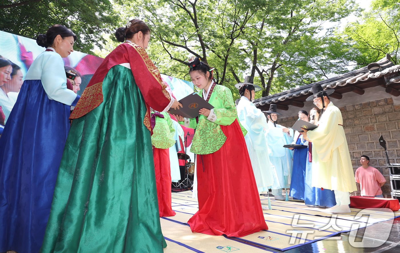 성년의 날을 하루 앞둔 19일 오후 서울 덕수궁 돌담길에서 열린 제52회 서울시 성년의 날 기념행사에서 청소년들이 전통성년례를 치르고 있다.  2024.5.19/뉴스1 ⓒ News1 김민지 기자