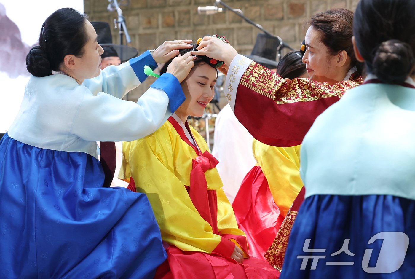 본문 이미지 - 성년의 날을 하루 앞둔 19일 오후 서울 덕수궁 돌담길에서 열린 제52회 서울시 성년의 날 기념행사에서 청소년들이 전통성년례를 치르고 있다. 전통성년례란 관혼상제(冠婚喪祭)의 시작인 관(冠)에 해당하는 의식으로, 성년을 기념하는 자리다. 2024.5.19/뉴스1 ⓒ News1 김민지 기자
