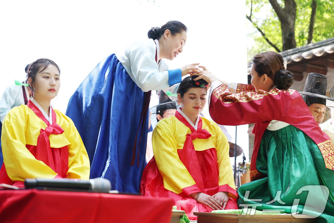 성년의 날을 하루 앞둔 19일 오후 서울 덕수궁 돌담길에서 열린 제52회 서울시 성년의 날 기념행사에서 청소년들이 전통성년례를 치르고 있다. 2024.5.19/뉴스1 ⓒ News1 김민지 기자