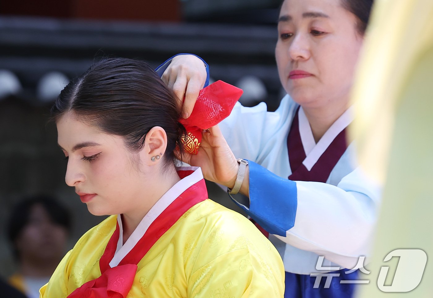 본문 이미지 - 성년의 날을 하루 앞둔 19일 오후 서울 덕수궁 돌담길에서 열린 제52회 서울시 성년의 날 기념행사에서 청소년들이 전통성년례를 치르고 있다.  2024.5.19/뉴스1 ⓒ News1 김민지 기자