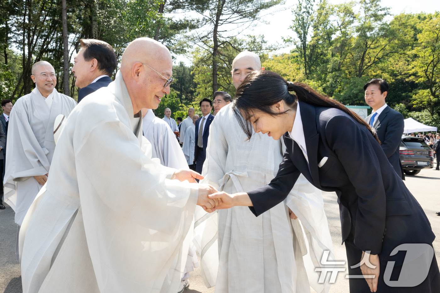 (서울=뉴스1) 안은나 기자 = 김건희 여사가 19일 오전 경기 양주회암사지에서 열린 '회암사 사리 이운 기념 문화축제 및 삼대화상 다례재'에 참석해 조계종 총무원장 진우스님과 악 …