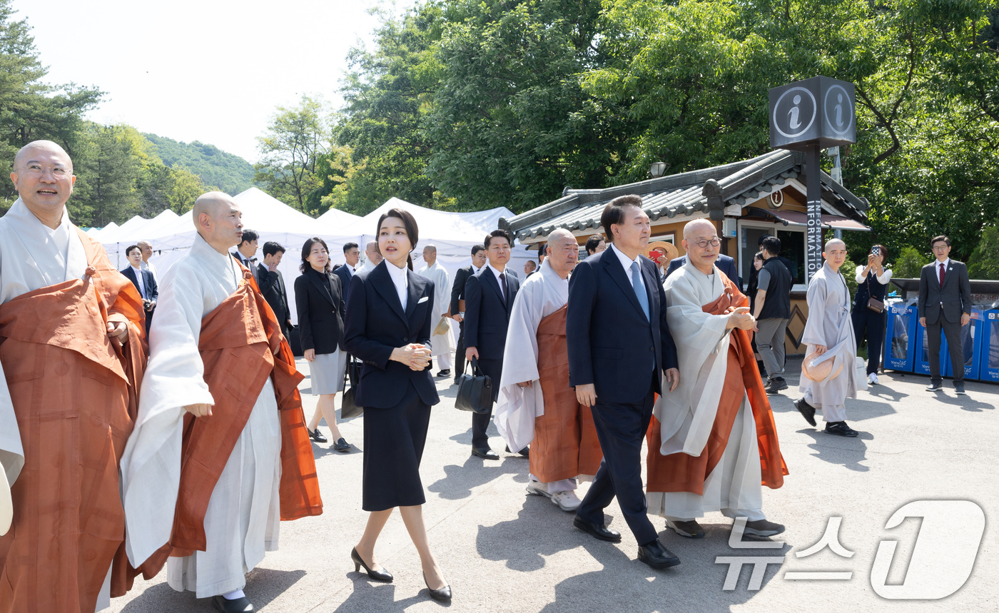 (서울=뉴스1) 안은나 기자 = 윤석열 대통령과 김건희 여사가 19일 오전 경기 양주회암사지에서 열린 '회암사 사리 이운 기념 문화축제 및 삼대화상 다례재'에 참석해 조계종 총무원 …