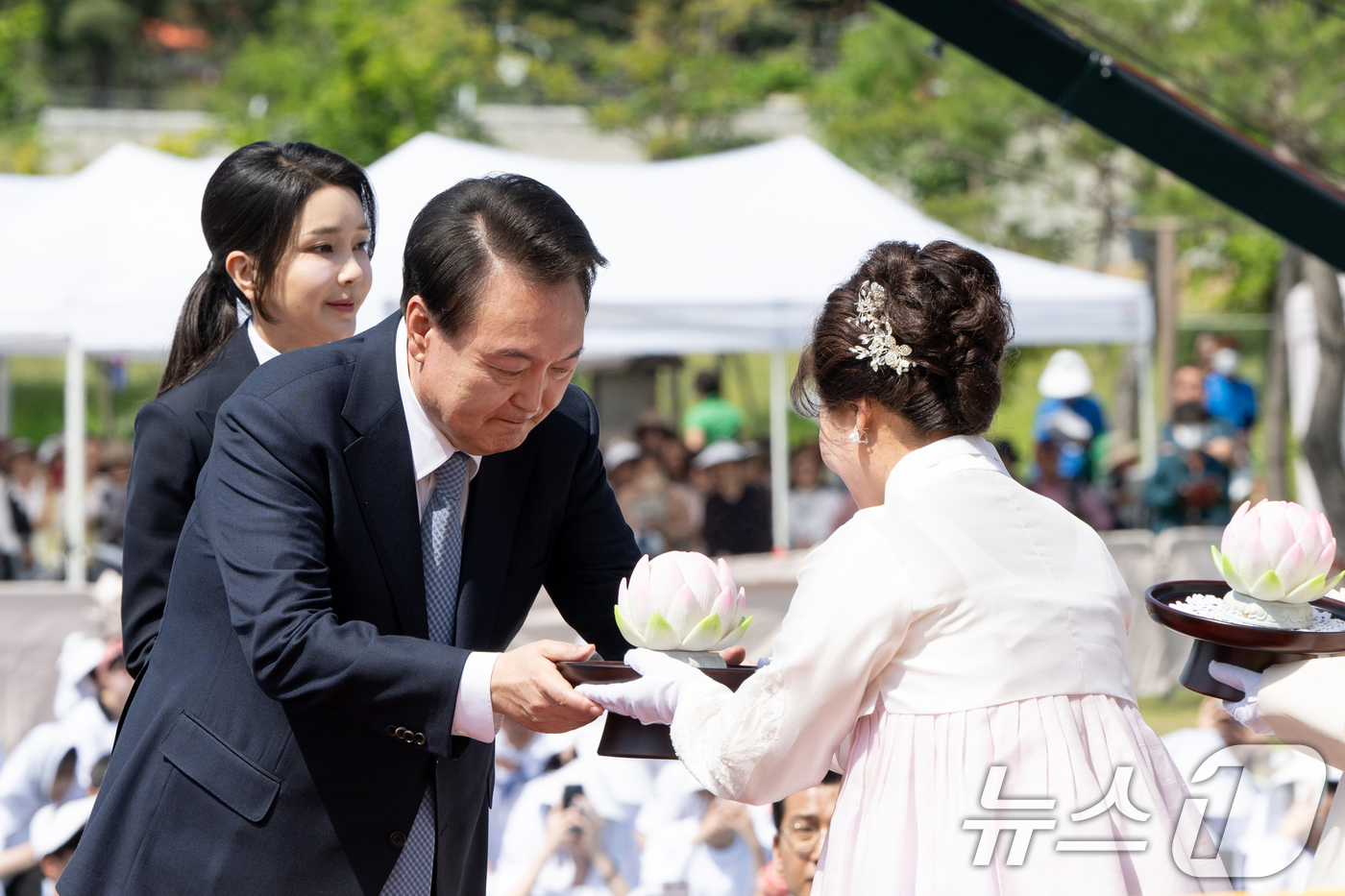 (서울=뉴스1) 안은나 기자 = 윤석열 대통령과 김건희 여사가 19일 오전 경기 양주회암사지에서 열린 '회암사 사리 이운 기념 문화축제 및 삼대화상 다례재'에 참석해 헌등하기 위한 …