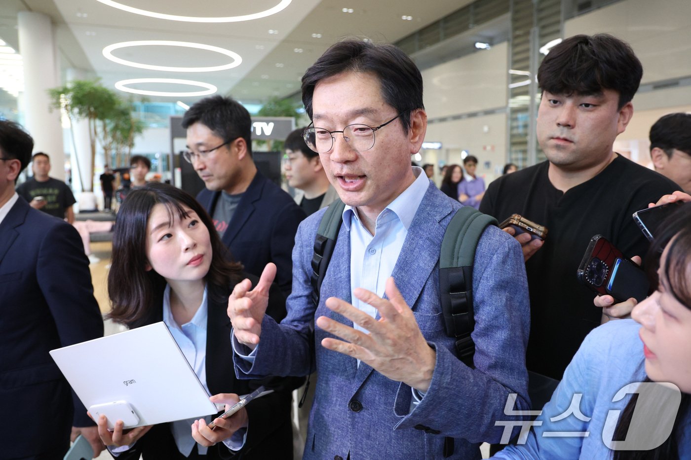 본문 이미지 - 영국 유학 중인 김경수 전 경남도지사가 19일 인천국제공항을 통해 귀국하며 취재진의 질의에 답변하고 있다. 김 전 지사는 고(故) 노무현 전 대통령 15주기 추도식에 참석하기 위해 귀국했다. 2024.5.19/뉴스1 ⓒ News1 신웅수 기자