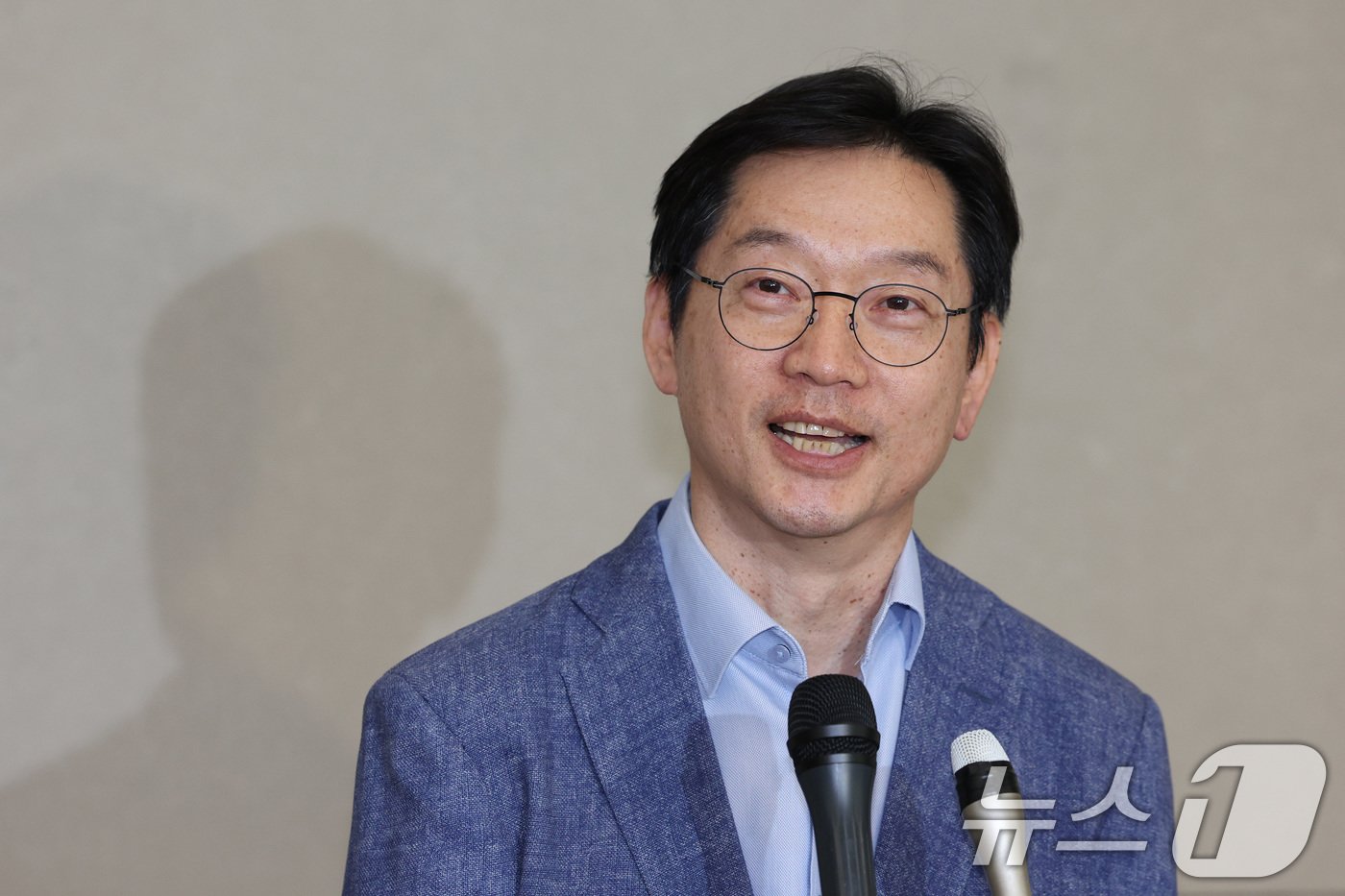 영국 유학 중인 김경수 전 경남도지사가 19일 인천국제공항을 통해 귀국한 후 취재진의 질의에 답변하고 있다.  2024.5.19/뉴스1 ⓒ News1 신웅수 기자