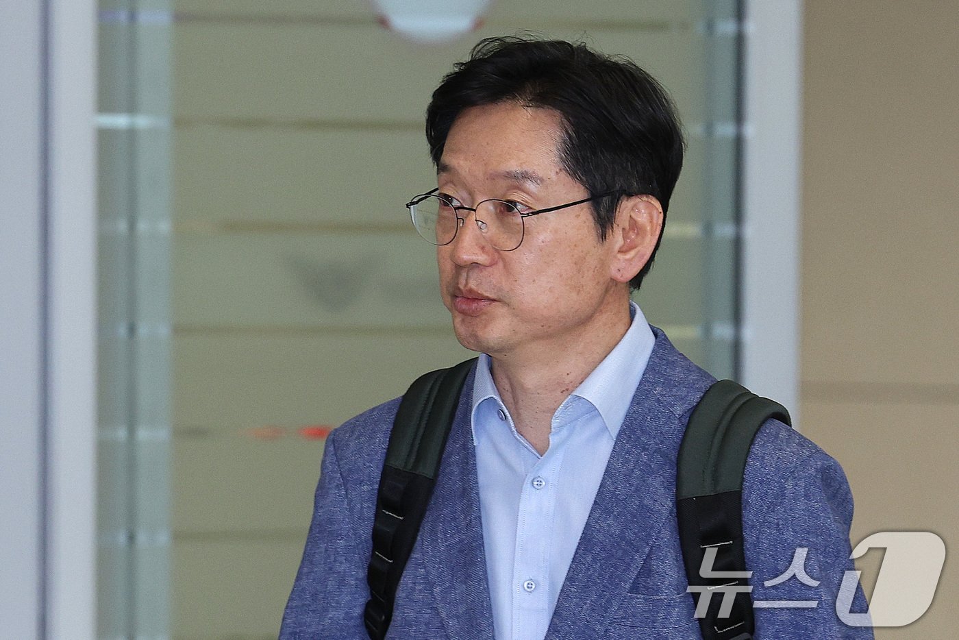 영국 유학 중인 김경수 전 경남도지사가 19일 인천국제공항을 통해 귀국하고 있다. 김 전 지사는 고&#40;故&#41; 노무현 전 대통령 15주기 추도식에 참석하기 위해 귀국했다. 2024.5.19/뉴스1 ⓒ News1 신웅수 기자