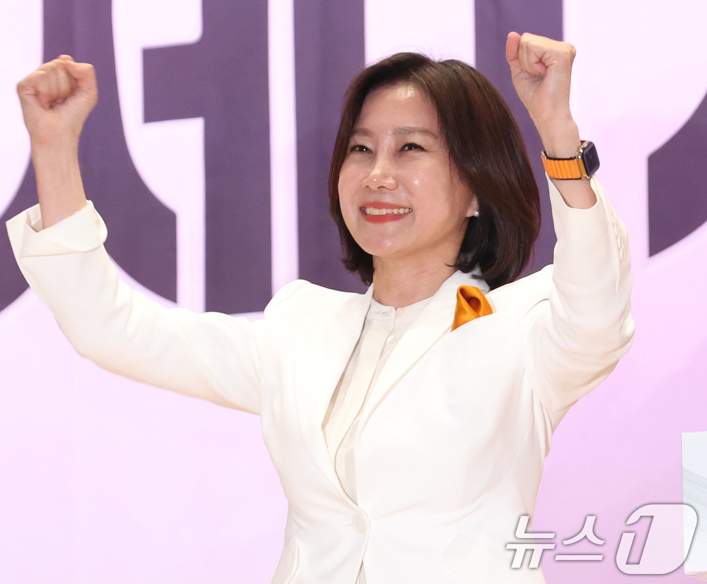 본문 이미지 - 허은아 개혁신당 신임 대표가 19일 서울 여의도 국회 의원회관에서 열린 개혁신당 전당대회에서 당 대표 수락연설을 마치고 기뻐하고 있다. 2024.5.19/뉴스1 ⓒ News1 송원영 기자