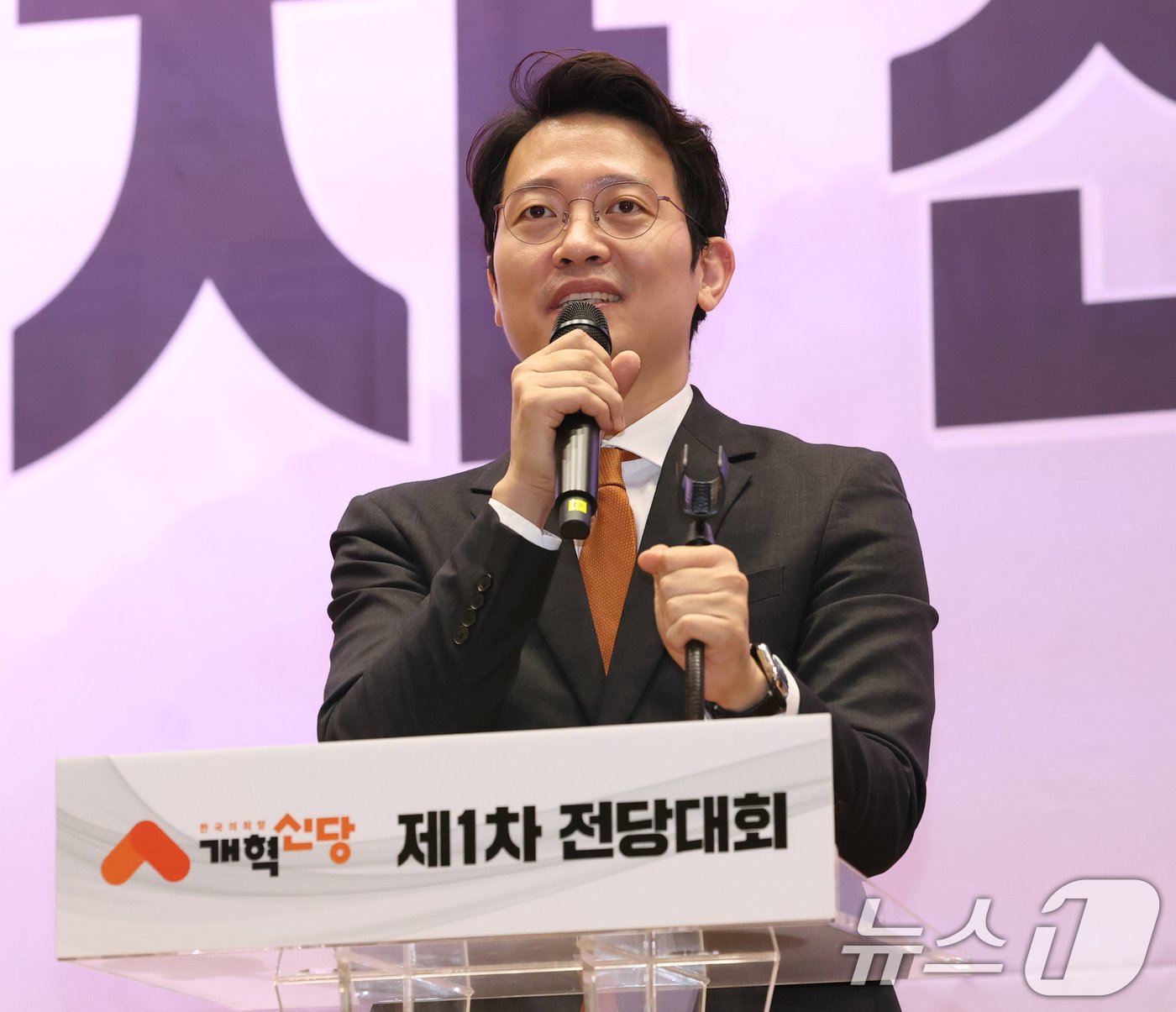 본문 이미지 - 이기인 개혁신당 신임 최고위원이 19일 서울 여의도 국회 의원회관에서 열린 개혁신당 전당대회에서 인사말을 하고 있다. 2024.5.19/뉴스1 ⓒ News1 송원영 기자