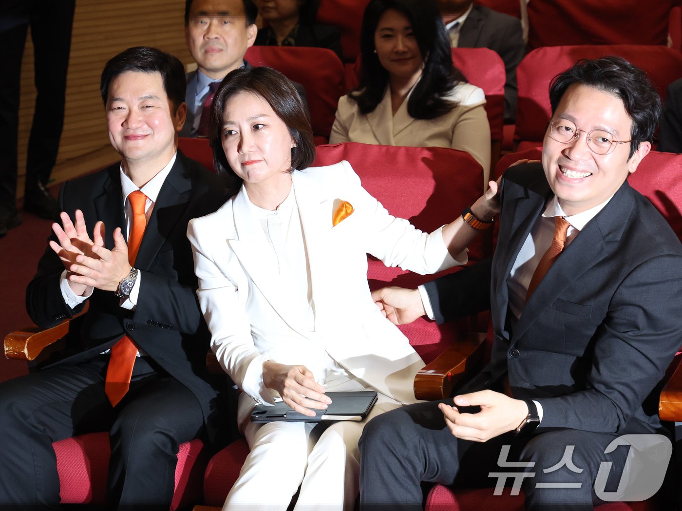 본문 이미지 - 개혁신당 신임 대표로 선출된 허은아 전 의원이 19일 서울 여의도 국회 의원회관에서 열린 개혁신당 전당대회에서 이기인 후보와 인사를 나누고 있다. 2024.5.19/뉴스1 ⓒ News1 송원영 기자