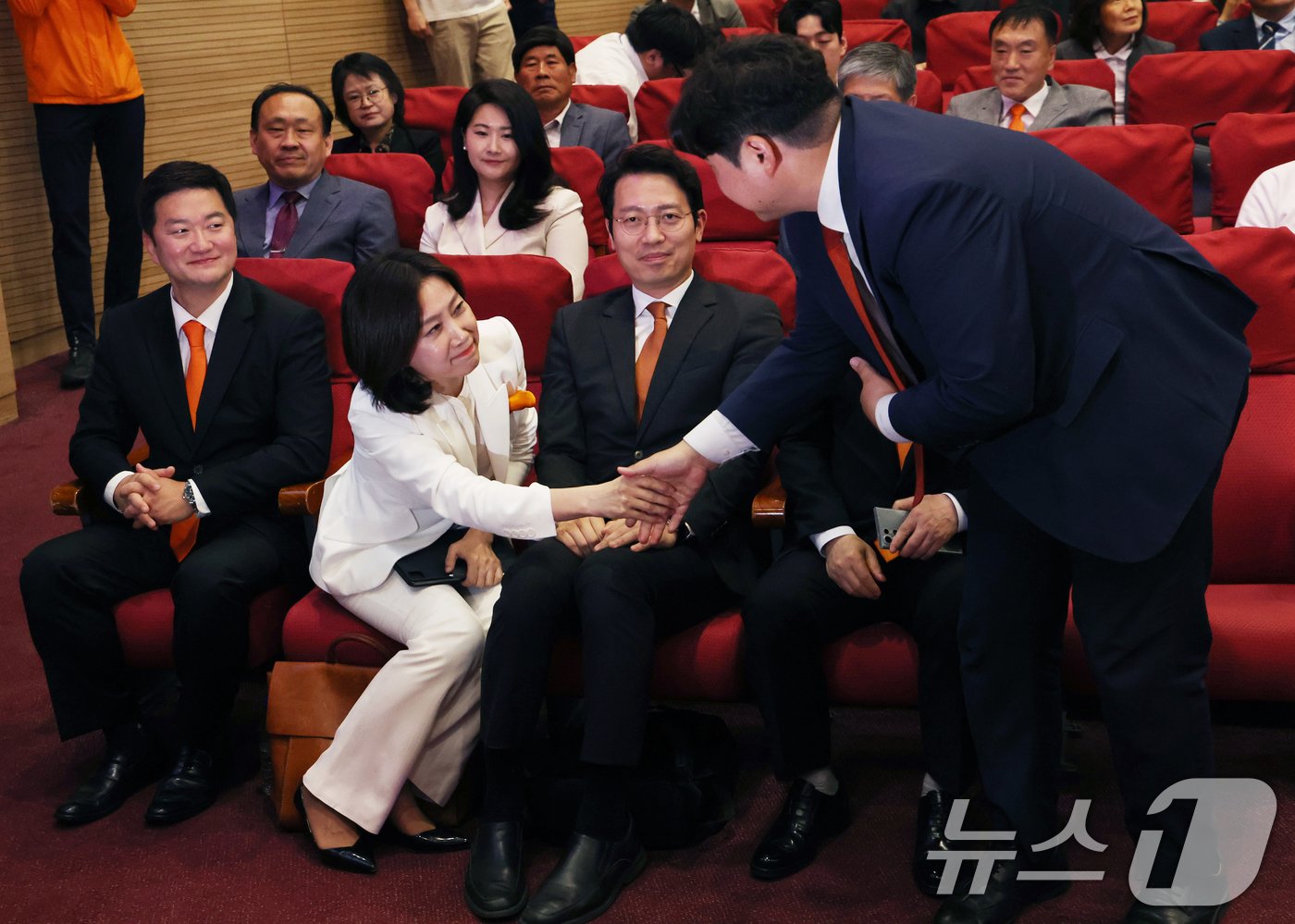 본문 이미지 - 개혁신당 신임 대표로 선출된 허은아 전 의원이 19일 서울 여의도 국회 의원회관에서 열린 개혁신당 전당대회에서 신임 최고위원들과 인사를 나누고 있다. 2024.5.19/뉴스1 ⓒ News1 송원영 기자