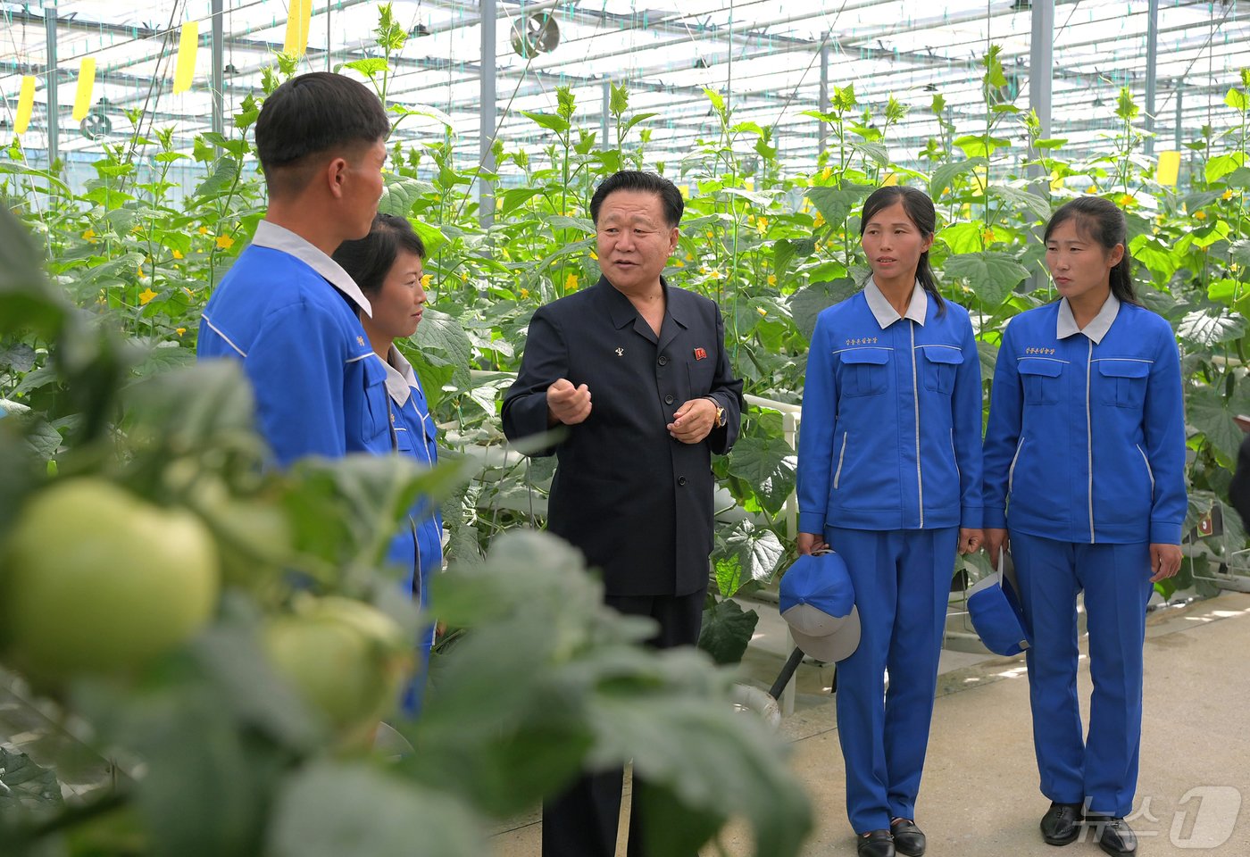 본문 이미지 - (평양 노동신문=뉴스1) = 북한 노동당 기관지 노동신문은 2일 "국제적명절인 5·1절을 맞아 당과 정부의 간부들이 지난 1일 각지 공장·기업소 등을 찾아 명절을 맞이한 근로자들을 축하격려했다＂라고 보도했다. [국내에서만 사용가능. 재배포 금지. DB 금지. For Use Only in the Republic of Korea. Redistribution Prohibited] rodongphoto@news1.kr