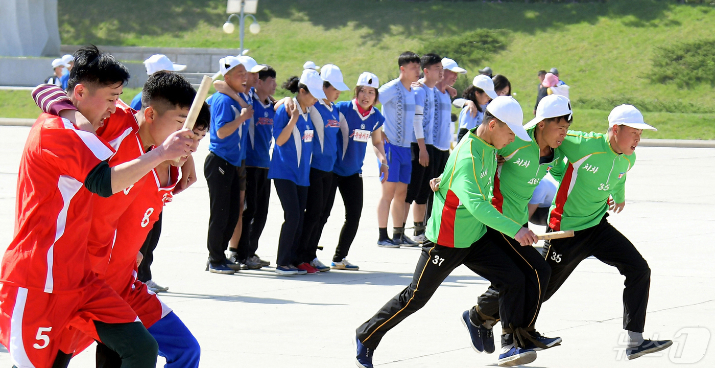 (평양 노동신문=뉴스1) = 북한 노동당 기관지 노동신문은 2일 "온 나라 전체 인민이 전세계 근로자들의 국제적 명절 5·1절 134돌을 뜻깊게 맞이했다"면서 각지에서 열린 다양한 …