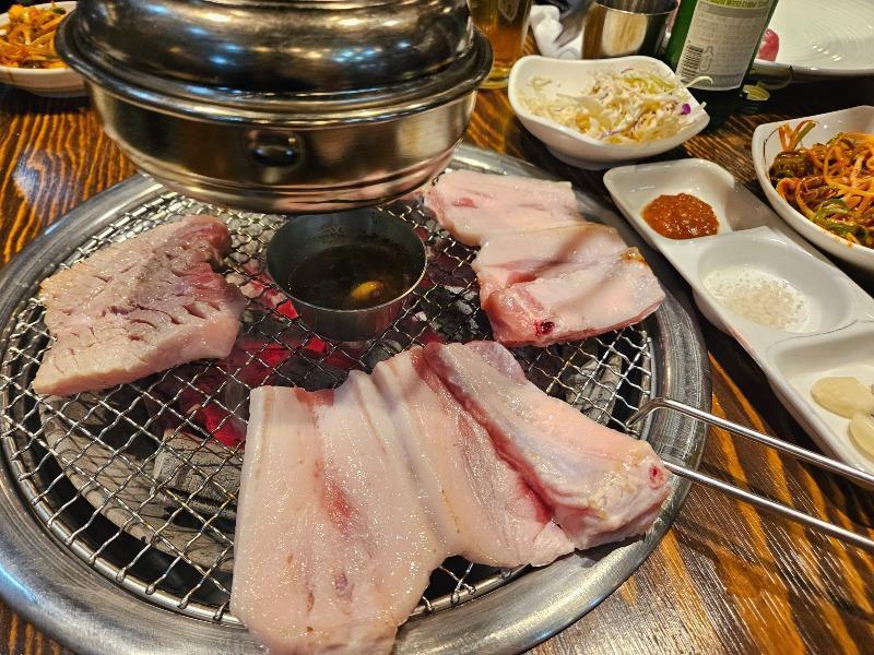 본문 이미지 - 비계 테러를 당한 삼겹살. (보배드림 갈무리)