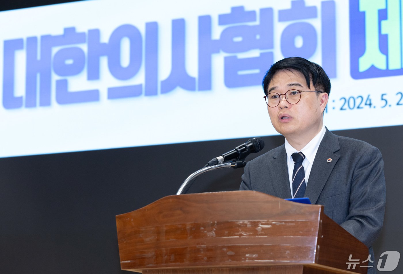 본문 이미지 - 임현택 대한의사협회 회장이 2일 오전 서울 용산구 대한의사협회에서 열린 취임식에서 취임사를 하고 있다. 2024.5.2/뉴스1 ⓒ News1 이재명 기자