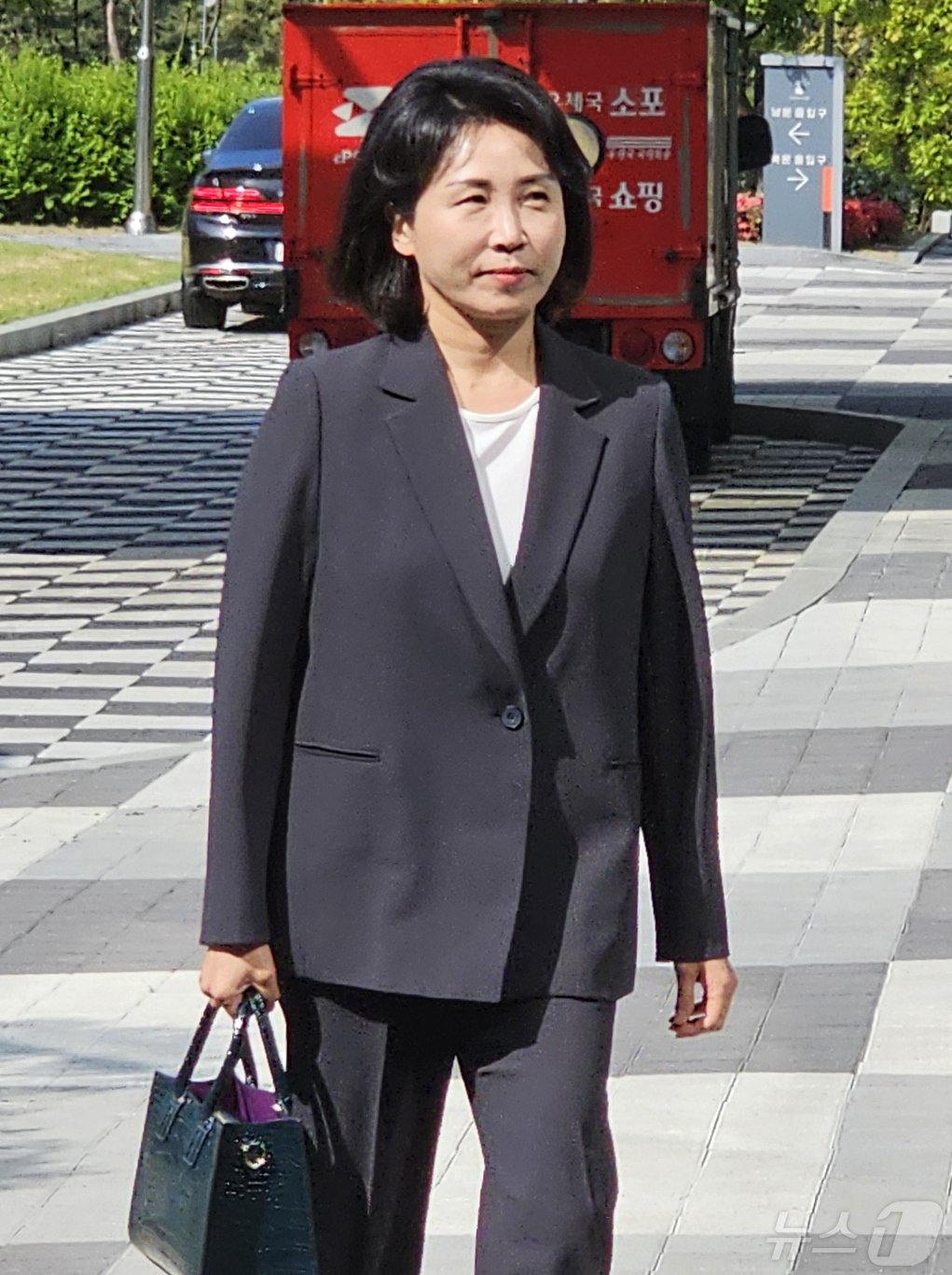 본문 이미지 - ‘공직선거법 위반’ 혐의로 불구속 기소된 더불어민주당 이재명 대표의 배우자 김혜경 씨가 2일 오전 경기 수원시 영통구 수원지방법원에서 열린 4차 공판에 출석하고 있다. 2024.5.2/뉴스1 ⓒ News1 김기현 기자