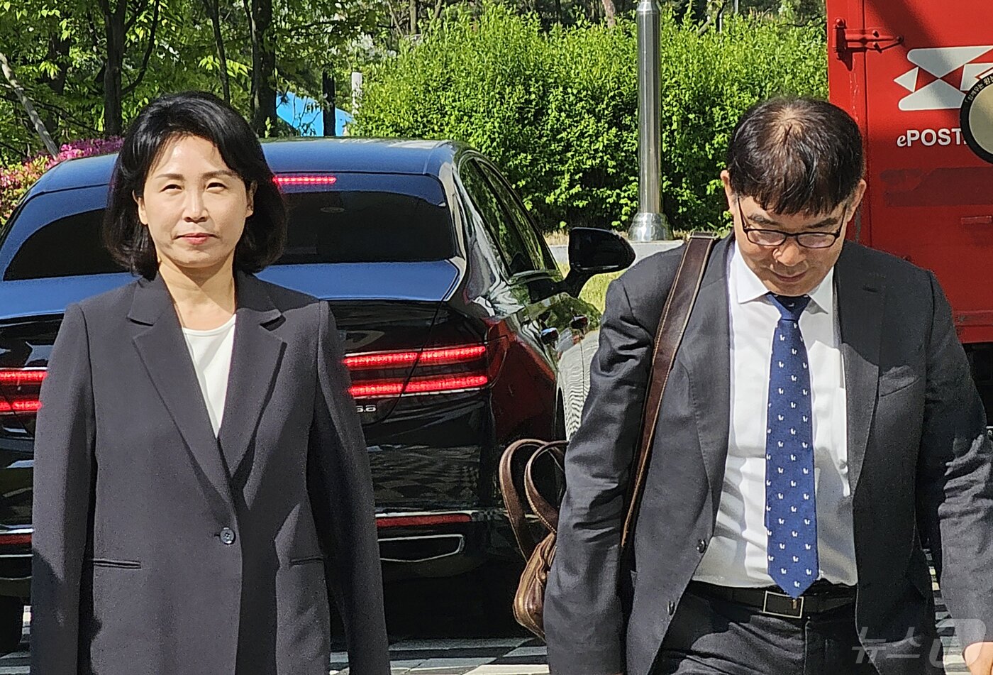 본문 이미지 - ‘공직선거법 위반’ 혐의로 불구속 기소된 더불어민주당 이재명 대표의 배우자 김혜경 씨가 2일 오전 경기 수원시 영통구 수원지방법원에서 열린 4차 공판에 출석하고 있다. 2024.5.2/뉴스1 ⓒ News1 김기현 기자