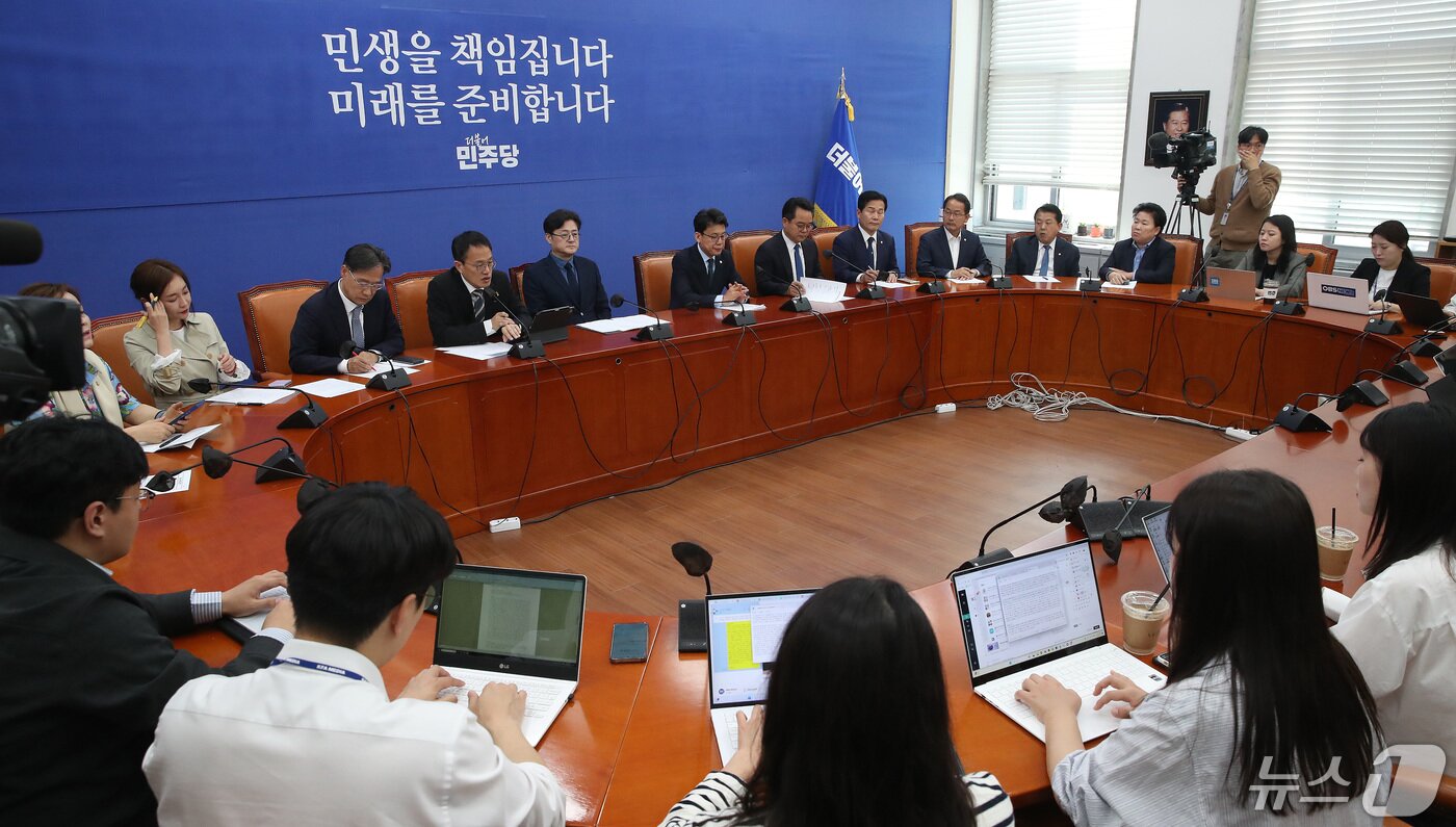 본문 이미지 - 2일 오전 서울 여의도 국회에서 홍익표 더불어민주당 원내대표가 주재하는 마지막 정책조정회의가 열리고 있다. 2024.5.2/뉴스1 ⓒ News1 임세영 기자