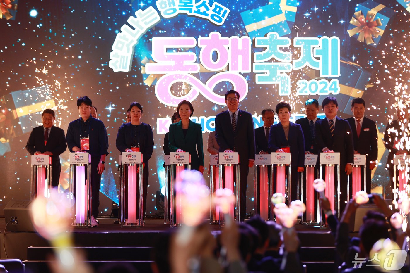 본문 이미지 - 오영주 중소벤처기업부 장관(왼쪽에서 네 번째)이 지난 1일 부산 해운대구 구남로 일대에서 열린 '5월 동행축제' 개막식에서 박형준 부산시장을 비롯한 주요 관계자 및 중소·소상공인과 응원봉 세리머니를 하고 있다. (중소벤처기업부 제공) 2024.5.2/뉴스1 ⓒ News1 윤일지 기자