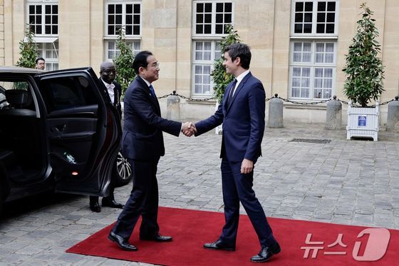 [사진] 가브리엘 아탈 프랑스 총리 환영 받는 기시다 총리
